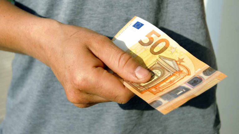 La police à la recherche du propriétaire d’un billet de 50 euros perdu sur le parking d’un supermarché, « Ce n’est pas un poisson d’avril »